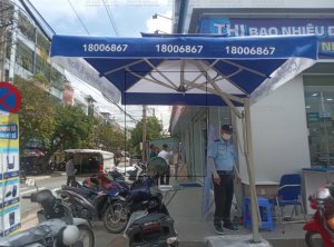 Dù Che Phong Vũ: Giao Hàng, Lắp Đặt Hơn 1500 Cây Dù Che Nắng In Logo Cho Hệ Thống Showroom Và Trung Tâm Điện Máy Phía Nam