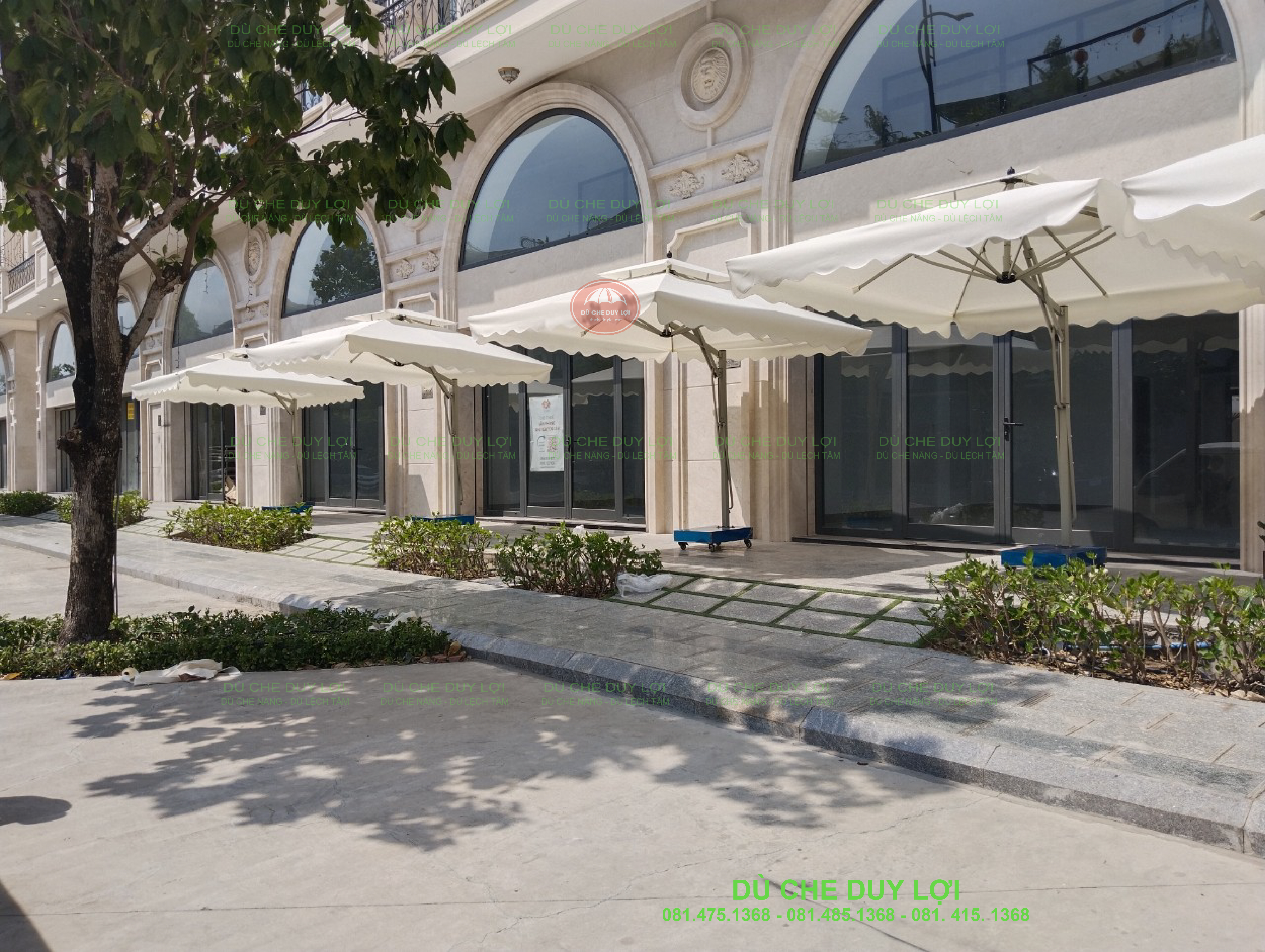 Dù lệch tâm quán cafe