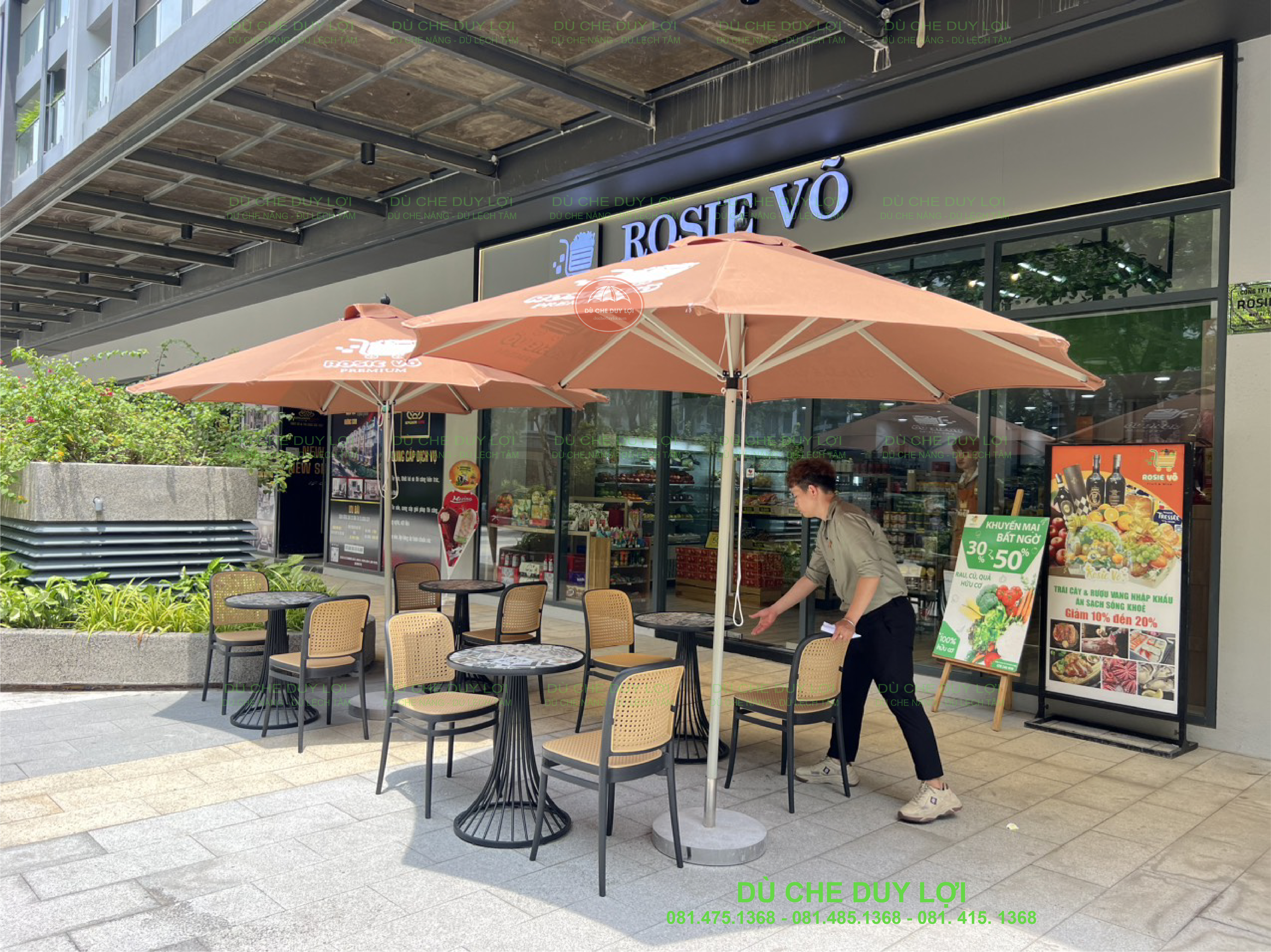 Dù đứng tâm ngoài trời